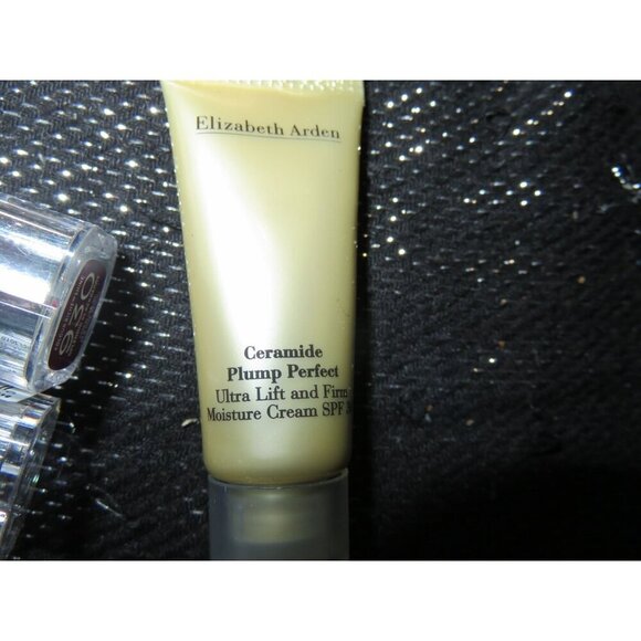 Elizabeth Arden Serum & cosmetic gift set in Cosmetic Bag with charm zipper pull - Picture 6 of 14
